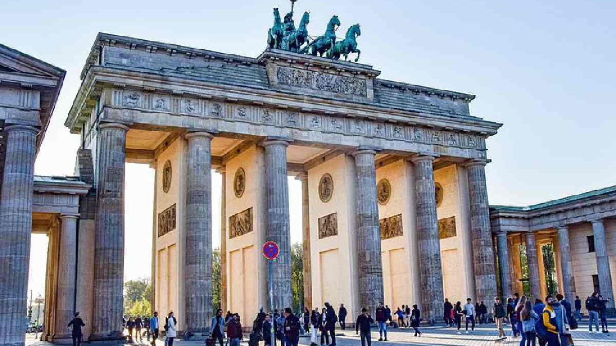 GUIDE TO TRAVEL TO BERLIN: VISITS, HOTELS AND RESTAURANTS