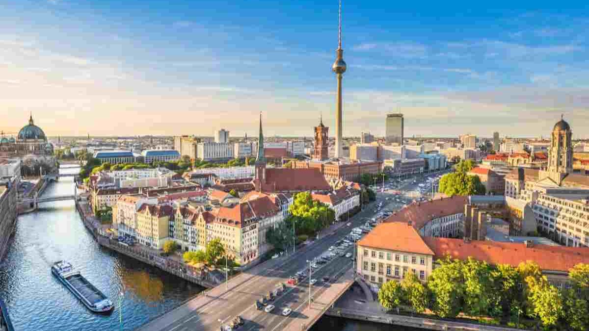 GUIDE TO TRAVEL TO BERLIN: VISITS, HOTELS AND RESTAURANTS