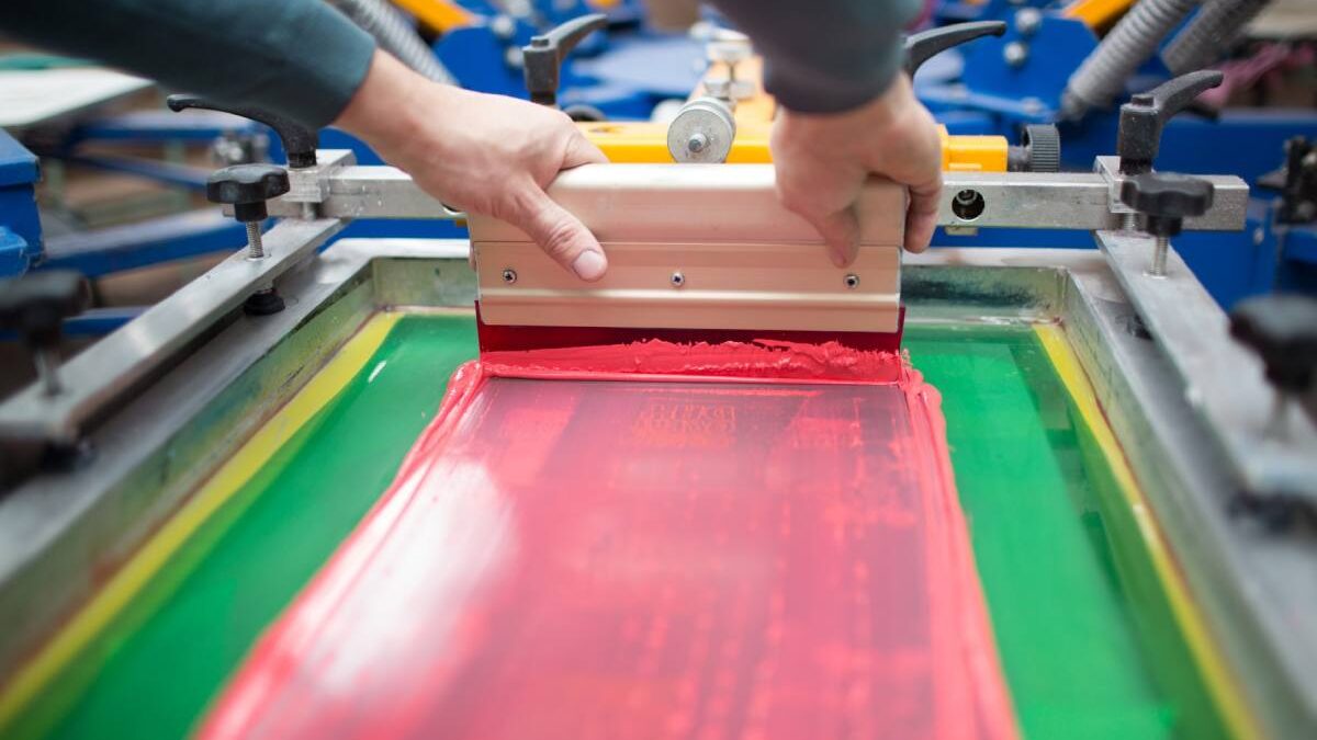 How Weekly Trends Fuel the Growth of Online Screen Printing: A Cultural Chronicle