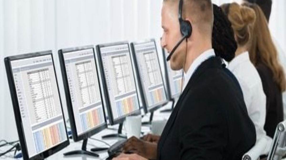 What Is Average Handle Time? The Role It Plays in Contact Center Efficiency